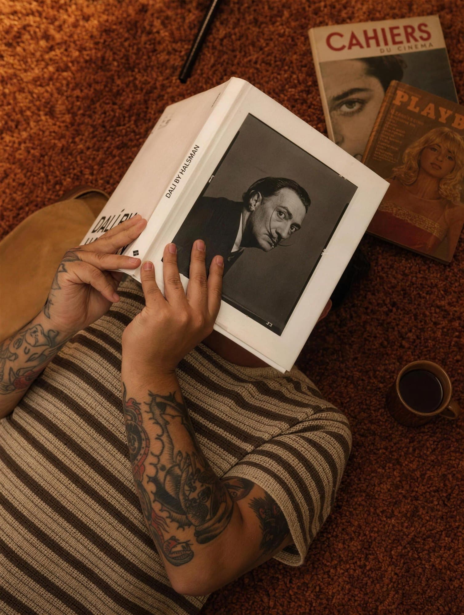 Leyendo Dalí by Halsman